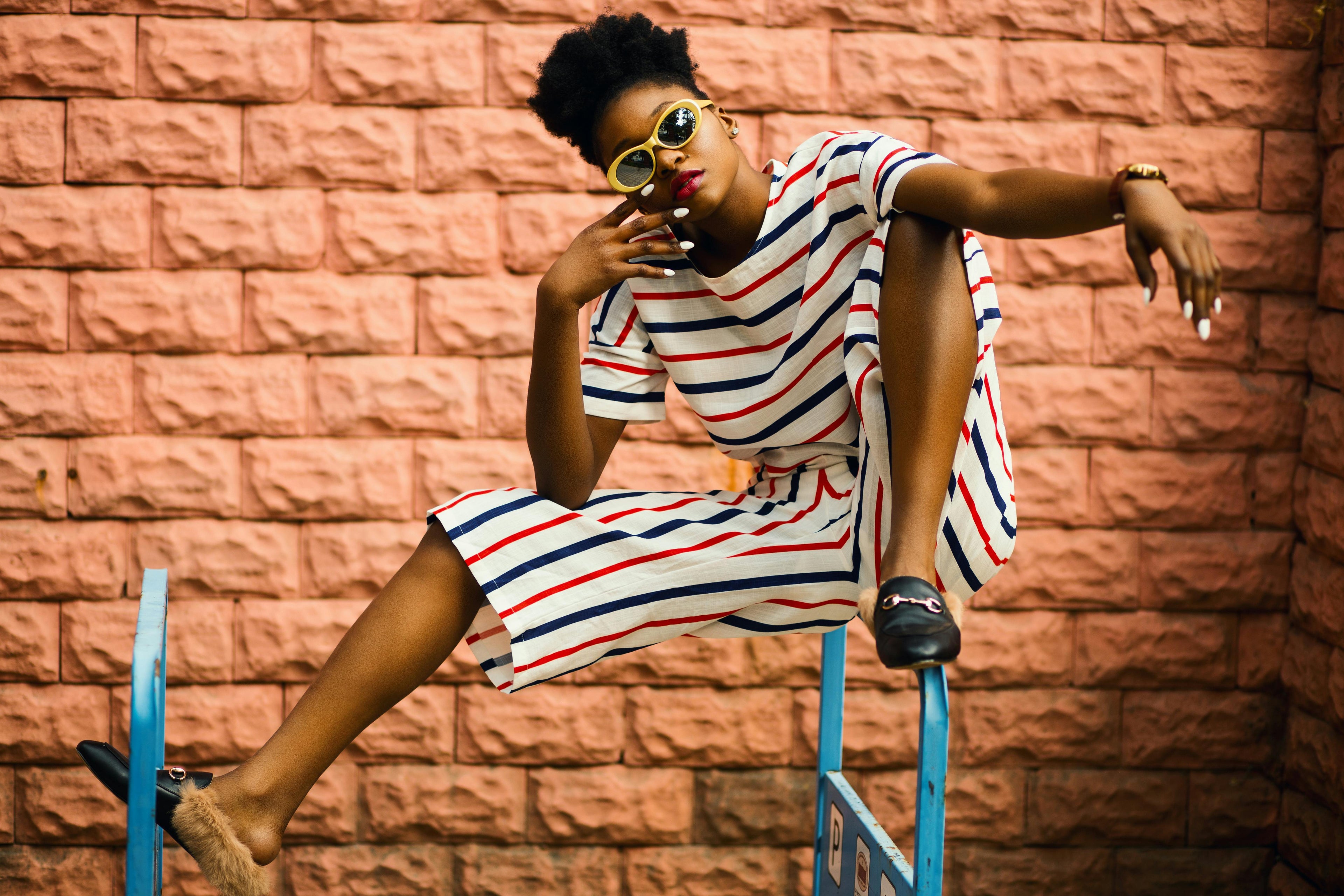 Chica moderna estilo urbano con gafas de sol.