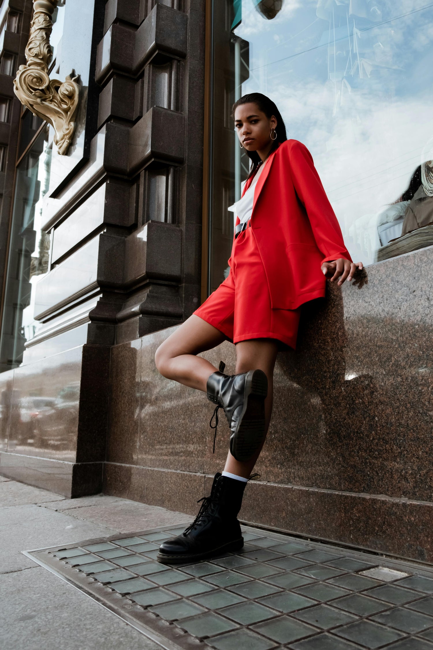 Chica urbana con traje rojo y botas negras