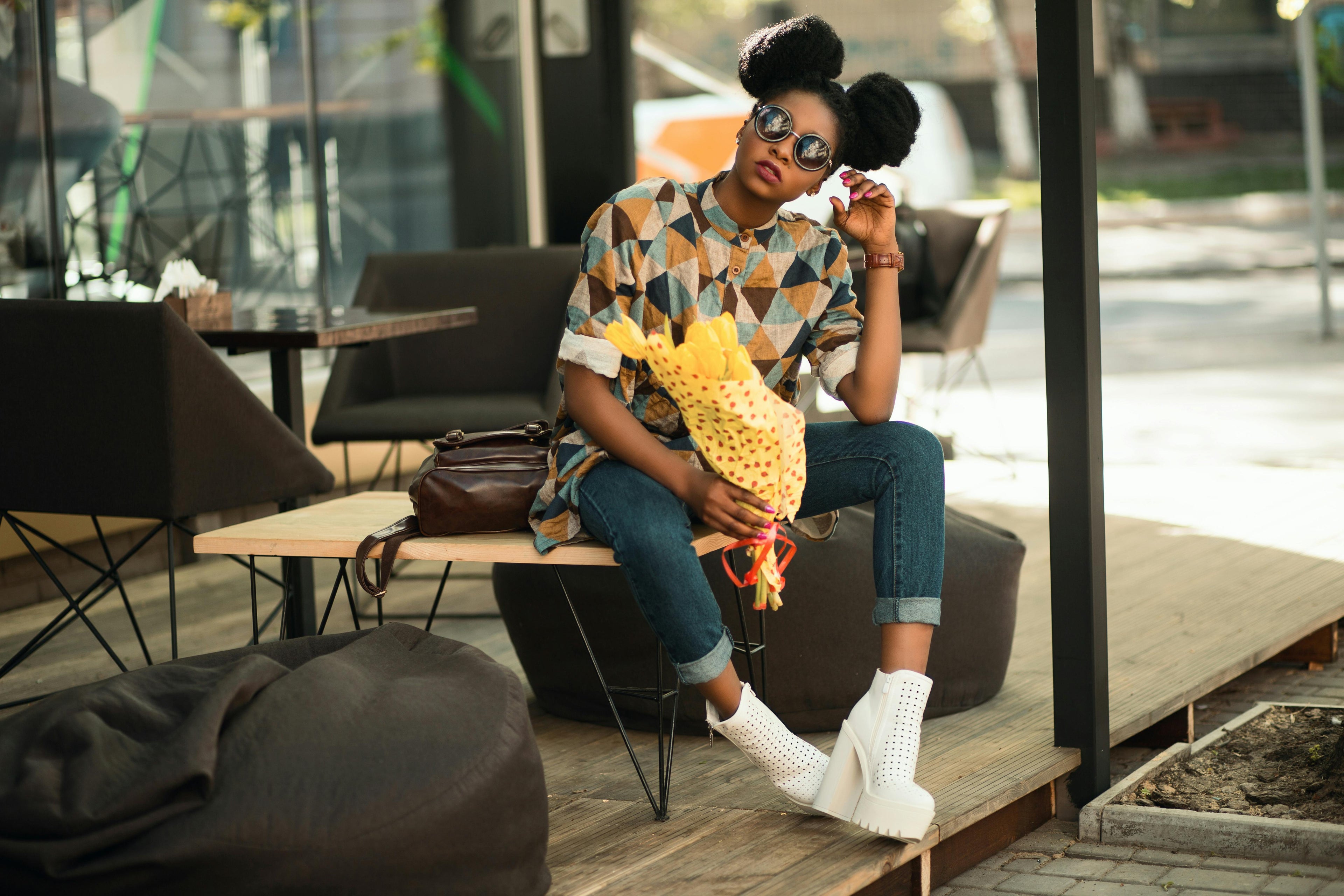 Chica de estilo urbano con moños y gafas de sol